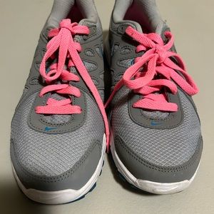 Nike sz 8 Revolution 2 sneakers